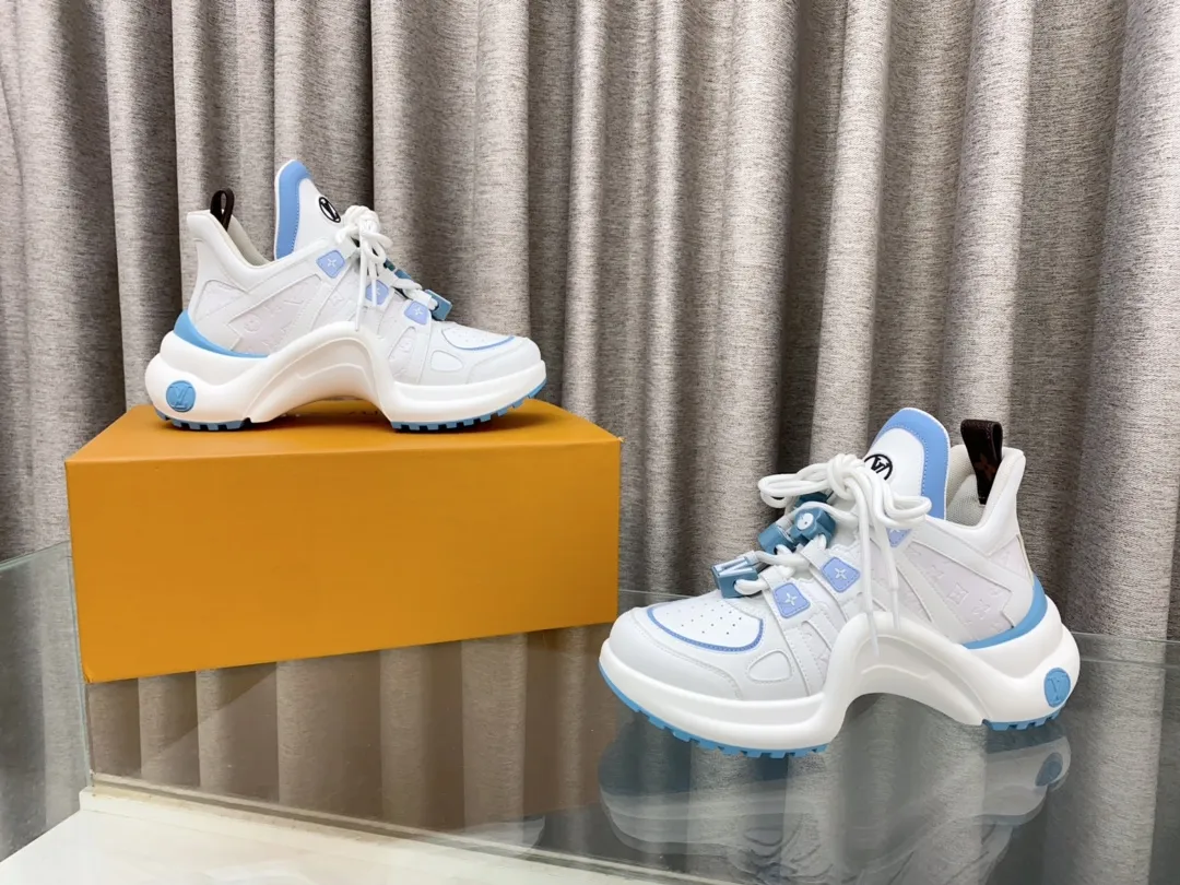 👟👟Ex-factory price 760👟👟 Louis Vuiton·Louis Vuitton 24/ New Chinese Valentine's Day limited edition LV Archlight series arch sole dad shoes casual thick-soled lace-up sneakers top version🔝original purchase, development and production👍🏻 This LV dad shoe features an eye-catching wavy sole and large tongue. It is equipped with a sporty super-elastic running shoe style rubber outsole, which is very eye-catching. It is also combined with a soft and elastic upper made of a variety of high-tech fabrics, making the upper foot comfortable and soft! 🤩 Fabric: Original custom-made first-layer cowhide + technical fabrics Lining: Original imported breathable mesh lining + cowhide foot pads Sole: Original molded correct U-shaped arch outsole Bottom thickness: about 5cm Size: 35-39 (40.41 custom-made, non-refundable)